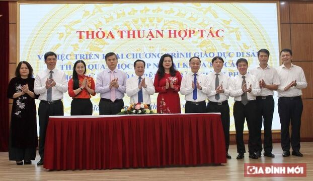 Sở GD&ĐT Hà Nội và các đơn vị, địa phương thống nhất kí kết thoả thuận hợp tác giáo dục di sản cho học sinh. 