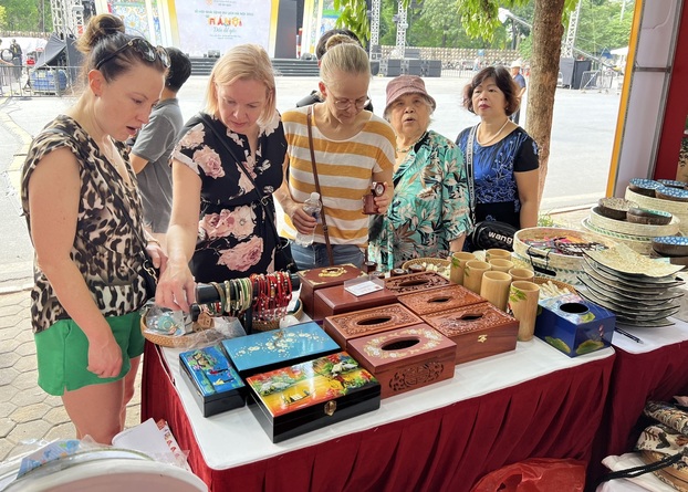 Du khách nước ngoài tỏ ra thích thú với các sản phẩm làng nghề