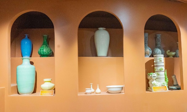 Các sản phẩm gốm chất lượng của Bát Tràng được trưng bày, giới thiệu đến khách du lịch
