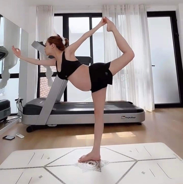 Nhã Phương tập luyện Yoga chăm chỉ tại nhà