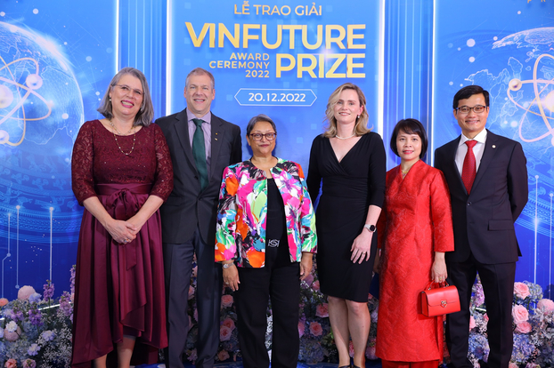 Giáo sư Karim (giữa) cùng các thành viên Hội đồng Sơ khảo và Hội đồng Giải thưởng VinFuture tại Lễ trao giải VinFuture tháng 12/2022. Ảnh: VFP