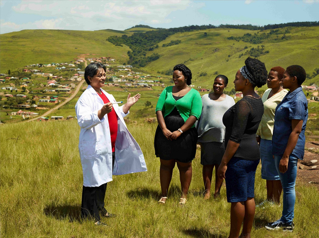 Giáo sư Karim trao đổi với một số phụ nữ ở thị trấn nông thôn Vulindlela tại KwaZulu-Natal, Nam Phi. Ảnh: NVCC.     