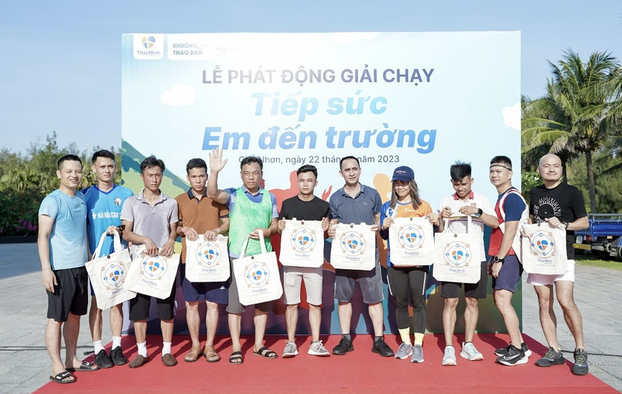 Giây phút trao giải trong lễ phát động giải chạy của Dược phẩm Thái Minh tại Thành phố Quy Nhơn vào tháng 05/2023  