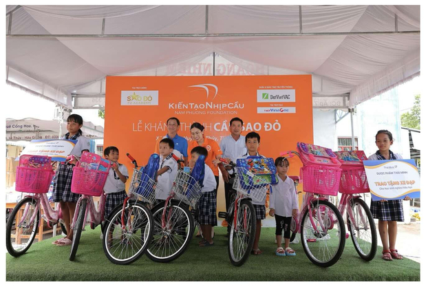 Dược phẩm Thái Minh trao tặng 20 chiếc xe đạp cho các em học sinh nghèo nhân dịp lễ khánh thành cầu Sao Đỏ tại huyện Vị Thuỷ, tỉnh Hậu Giang  