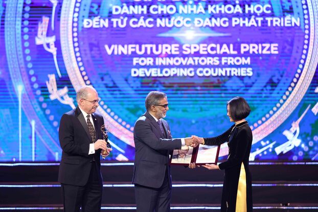Giáo sư Thalappil Pradeep nhận Giải đặc biệt VinFuture 2022 dành cho Nhà khoa học từ các quốc gia đang phát triển. Ảnh: VFP.