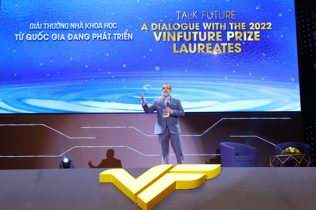 Giáo sư Thalappil Pradeep chia sẻ tại sự kiện Giao lưu cùng Chủ nhân Giải thưởng VinFuture 2022 tại Đại học VinUni ngày 21/12/2022. Ảnh: VFP.