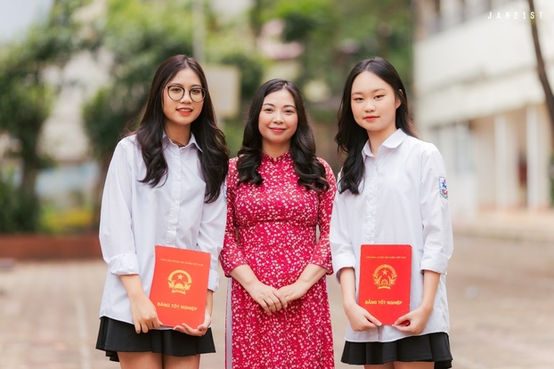 Cô giáo Bùi Thanh Vân trường THCS Giảng Võ (áo dài đỏ) vinh dự được Bộ trưởng Giáo dục khen thưởng