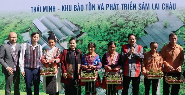 Thủ tướng Phạm Minh Chính đã trao tặng cây sâm giống cho đại diện một số hộ dân ở xã Sà Dề Phìn.