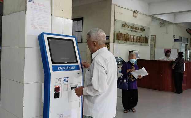 Người bệnh đăng ký khám bệnh bằng thẻ tự động tại BV ĐK Vân Đình