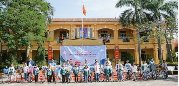 Các em học sinh Trường Tiểu học Thuỵ Liễu, Trường Tiểu học Đồng Cam, Trường Tiểu học Tam Sơn, Trường THCS Tam Sơn nhận những chiếc xe đạp mới  