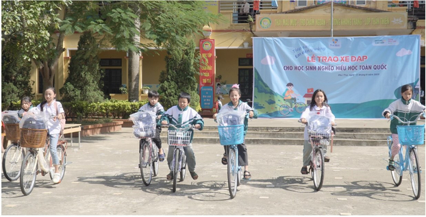Niềm vui của các em học sinh khi nhận xe đạp mới  