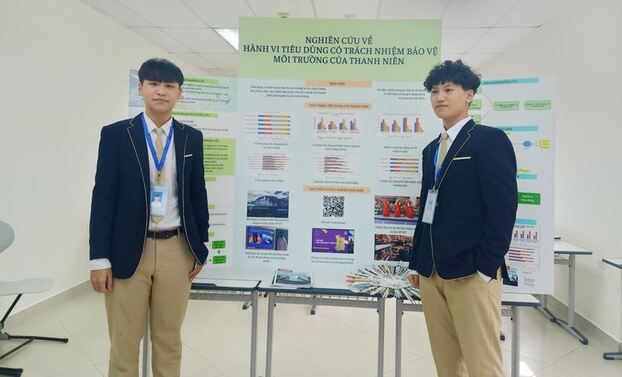 Phạm Nguyễn Quang Huy và Phạm Nguyễn Gia Bảo (trường THPT Phan Huy Chú) xuất sắc giành giải cao của cuộc thi Khoa học kỹ thuật.