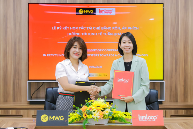 Bà Lê Thảo Trang- đại diện công ty Thế Giới Di Động (bên trái)  ký hợp tác với đại diện thương hiệu Limloop 