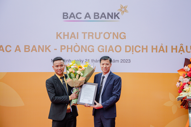 Ông Bùi Xuân Hùng, Giám đốc Chi nhánh Nam Định, trao quyết định thành lập cho GĐ PGD Hải Hậu
