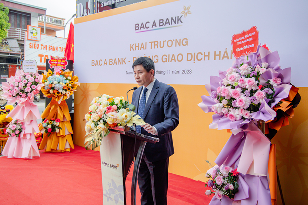 Ông Ngô Lam Sơn, Phó Giám đốc NHNN Chi nhánh tỉnh Nam Định đã phát biểu chỉ đạo và tặng hoa chúc mừng