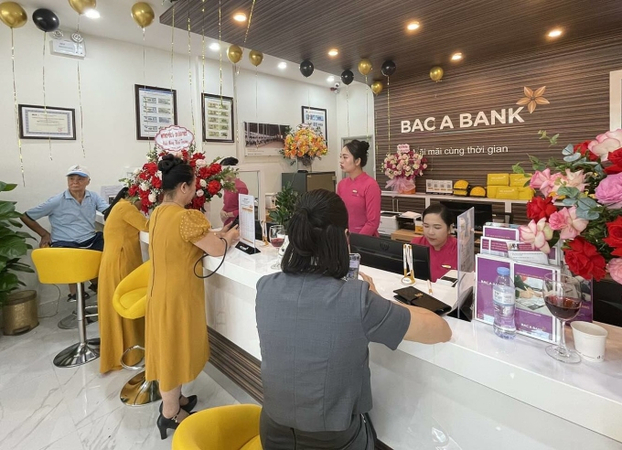Nhiều người đến giao dịch trong ngày khai trương. Ảnh: Bac A Bank