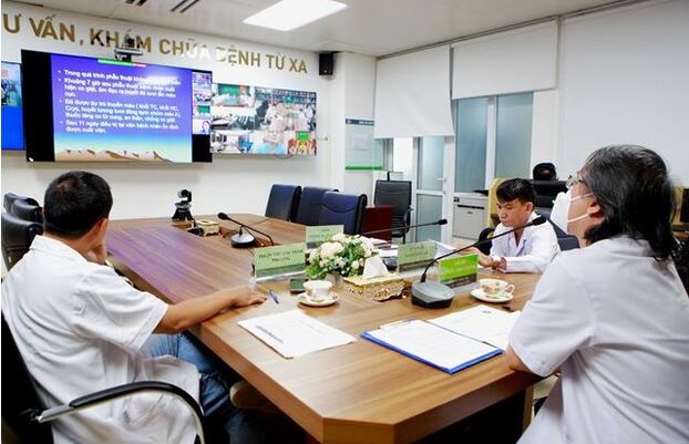 Các bác sĩ của bệnh viện Phụ sản Hà Nội tổ chức hội chẩn, tư vấn khám chữa bệnh từ xa cho các bệnh viện tuyến dưới.