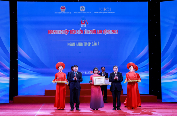 Bà Trần Hương Giang, Giám đốc Khối Nhân sự Ngân hàng TMCP Bắc Á nhận vinh danh từ  Tổng Liên đoàn Lao động Việt Nam