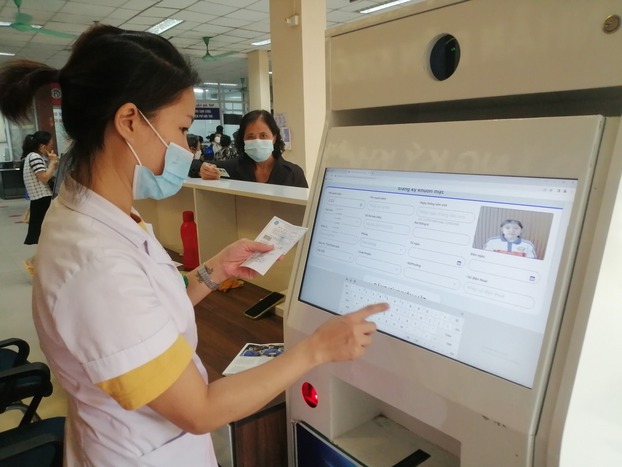 Nhân viên y tế BV Xanh-Pôn nhập thông tin bệnh nhân lên hệ thống nhận diện khuôn mặt.