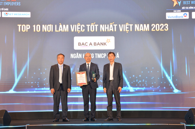 Ông Chu Nguyên Bình - Phó Tổng giám đốc Ngân hàng TMCP Bắc Á nhận vinh danh Top 10 Nơi làm việc tốt nhất Việt Nam 2023