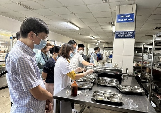 Hà Nội tiến hành kiểm tra và truy xuất nguồn gốc thực phẩm tại 96 bếp ăn tập thể