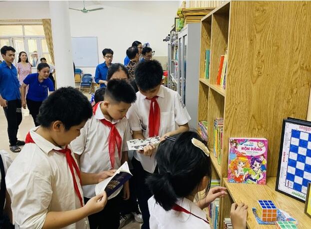  “Tủ sách thiếu nhi” quận Cầu Giấy thu hút đông các em học sinh tới đọc sách.