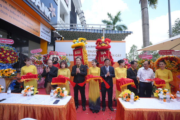 Nghi lễ cắt băng khai trương Phòng giao dịch Bến Cát