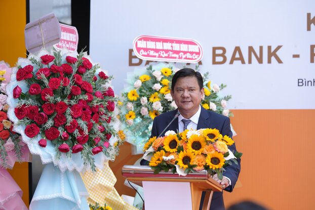 Ông Nguyễn Văn Phước, Phó Giám đốc NHNN Chi nhánh tỉnh Bình dương phát biểu chỉ đạo và tặng hoa chúc mừng