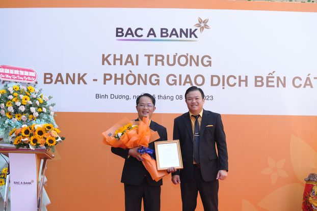 Ông Nguyễn Đình Thắng, Giám đốc BAC A BANK Chi nhánh Bình Dương  trao quyết định thành lập cho Giám đốc PGD Bến Cát