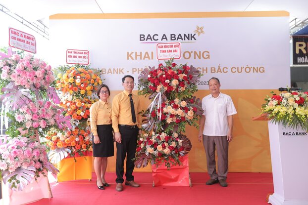 Ông Cao Mạnh Dũng, Chánh Thanh tra Cơ quan giám sát NHNN CN tỉnh Lao Cai tặng hoa chúc mừng khai trương 