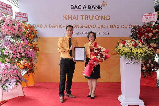 Ông Nguyễn Văn Khoa, Giám đốc BAC A BANK Lào Cai trao quyết định thành lập cho GĐ PGD Bắc Cường