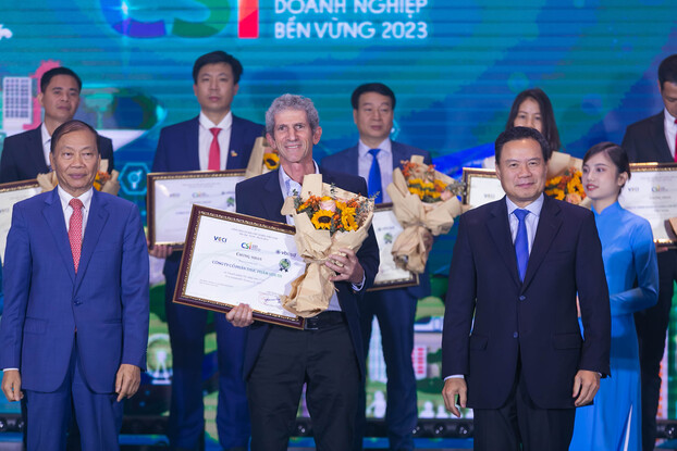 Ông Tal Cohen, Tổng Giám đốc Công ty Cổ phần Thực phẩm Sữa TH nhận danh hiệu Top Doanh nghiệp bền vững Việt Nam