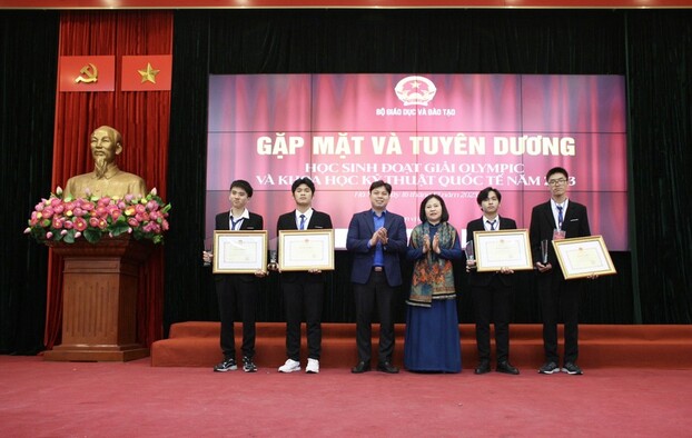 Thứ trưởng Ngô Thị Minh trao Bằng khen của Bộ trưởng cho 5 học sinh.