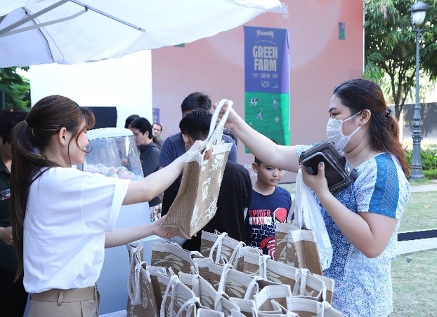 Check in nhận quà tại sự kiện. Ảnh: Vi Nam
