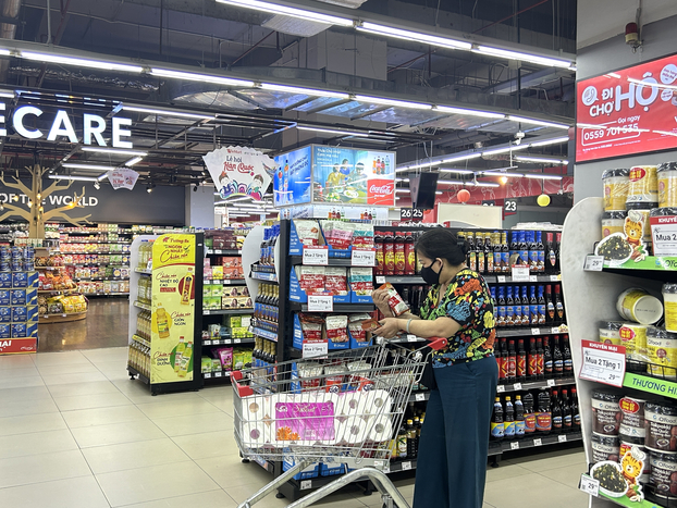 Khách hàng mua sắm tại WinMart cuối tuần