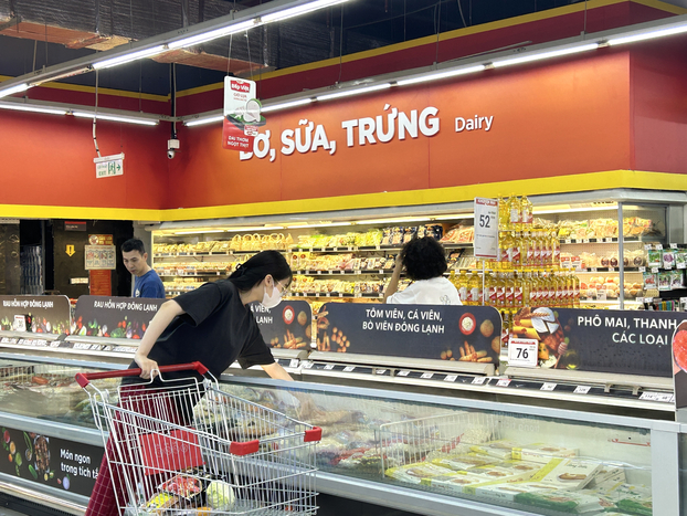 Khách hàng mua sắm tại WinMart