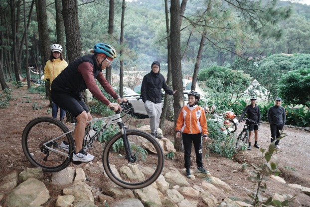 VĐV – HLV xe đạp Nguyễn Thị Thanh Huyền hướng dẫn biker cách đổ dốc trên xe địa hình 