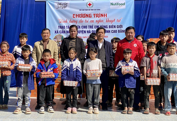Hội Chữ thập đỏ tỉnh Cao Bằng trao sữa NuVi cho trẻ em có hoàn cảnh khó khăn tại địa phương
