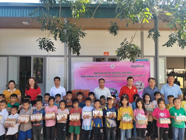 Nutifood thông qua Quỹ Phát triển Tài năng Việt của Ông Bầu trao gửi hàng ngàn phần quà dinh dưỡng đến trẻ em nghèo các địa phương vùng biên giới phía Bắc