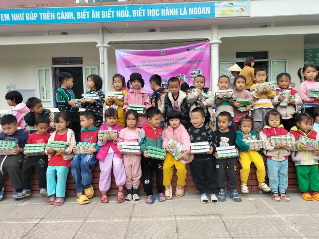 Trẻ em Lai Châu vui mừng nhận sữa từ Nutifood