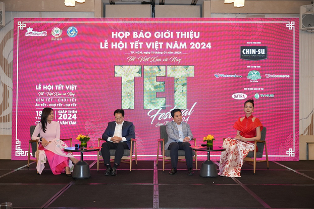 Đại diện Ban tổ chức, Nhà tài trợ và Đại sứ Lễ hội Tết Việt giải đáp câu hỏi của phóng viên tại buổi Họp báo