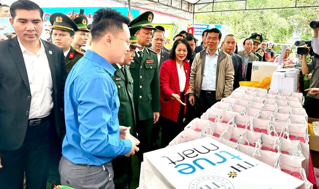 Chủ tịch nước Võ Văn Thưởng đi thăm các gian hàng và tham gia các hoạt động văn hóa, văn nghệ tại phiên chợ Tết Nhân ái 2024 tại huyện miền núi Thanh Thủy, Thanh Chương, Nghệ An ngày 17/1/2024. Ảnh: Thái Sơn