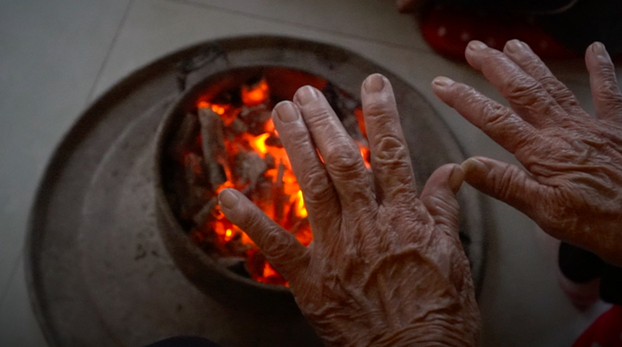 Người già không nên dùng bếp than để sưởi ấm trong mùa rét kẻo dễ bị bỏng, ngạt khí. Ảnh minh họa