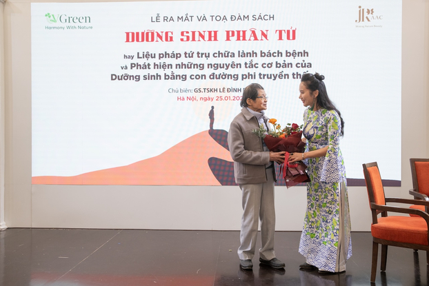 Bà Trần Thanh Việt, Chủ tịch HĐQT Tập đoàn Vgreen tặng hoa chúc mừng Giáo sư