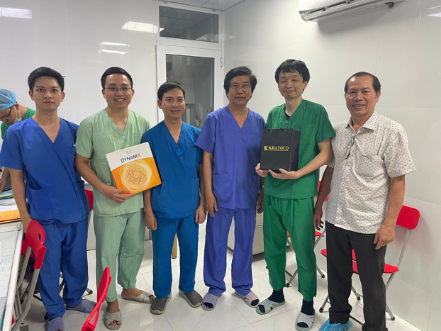 TS. BS Makoto cùng PGS. TS. BS Huỳnh Văn Thưởng và các bác sĩ tim mạch can thiệp tại BVĐK tỉnh Khánh Hòa đã thực hiện thành công 9 ca can thiệp mạch vành bằng công nghệ điều hợp sinh học.
