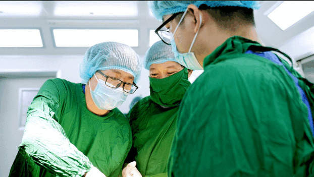 PGS.TS Nguyễn Quang – Chủ tịch Hội Y học Giới tính Việt Nam và các bác sĩ đang thực hiện ca phẫu thuật.