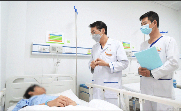 Ths. BS Đinh Hữu Việt thăm khám nam bệnh nhân sau khi thực hiện phẫu thuật.