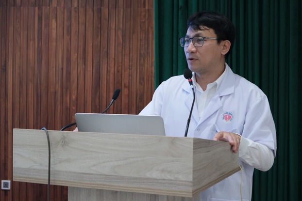 TS.BS Nguyễn Công Hựu – Giám đốc Bệnh viện E báo cáo kết quả hoạt động năm 2023 và kế hoạch năm 2024.