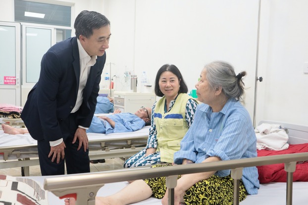 Thứ trưởng Bộ Y tế Trần Văn Thuấn thăm bệnh nhân đang điều trị tại bệnh viện E.