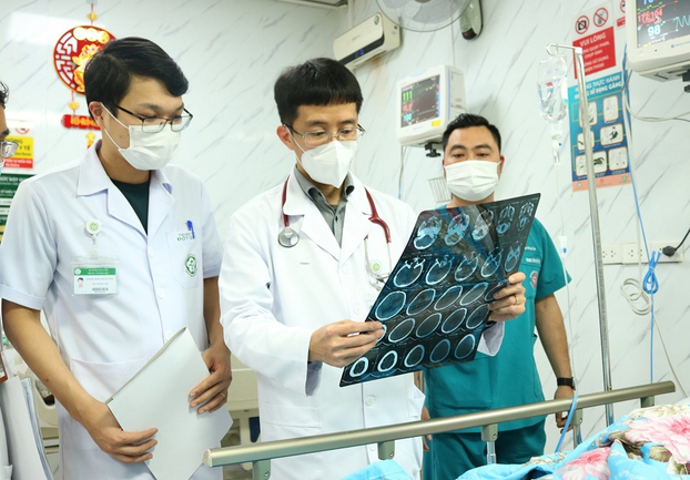 PGS.TS Mai Duy Tôn (đứng giữa) thăm khám cho bệnh nhân đang điều trị tại Trung tâm Đột quỵ - BV Bạch Mai
